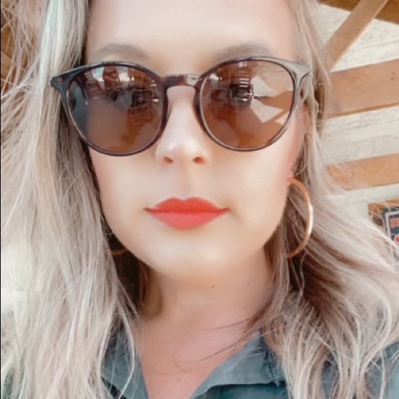 Meet your Posher, Danielle - Picture 2 of 3